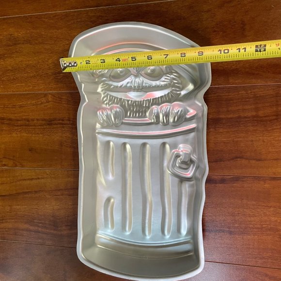 NWOT Wilton The Muppets Oscar the Grouch Cake Pan Mold - Picture 5 of 6
